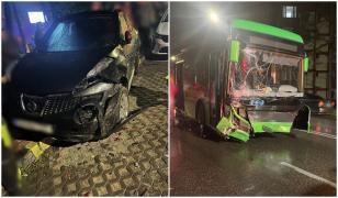 Maşină făcută praf după un impact frontal cu un autobuz, în Suceava. Două persoane, rănite