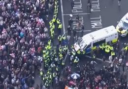 25 de arestaţi şi 30 de poliţişti răniţi după cel mai mare protest din ultimele decenii din Marea Britanie