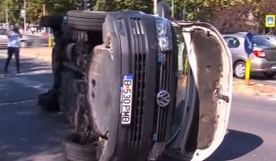 O ambulanţă în misiune s-a răsturnat, după impactul cu o altă maşină, în Capitală
