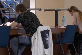 Elevii şi studenţii şi-ar putea primi bursele înapoi. Anunţul făcut de ministrul Educaţiei