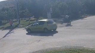 Doi adolescenți de 17 ani, aruncați de pe motocicletă după impactul cu o maşină, într-o intersecție din Timiş