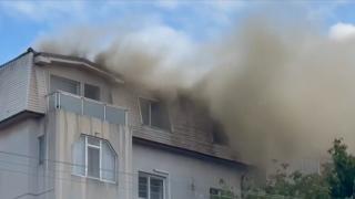 Mansarda unui bloc din Constanţa, mistuită de flăcări. 56 de locatari evacuați, un bărbat la spital