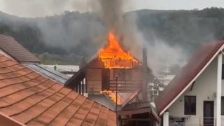 Pensiune din Caraș-Severin, cuprinsă de flăcări. Focul a pornit de la coșul de fum