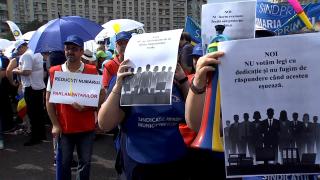 Sute de angajați din administrația locală, marș de la Guvern la Parlament, nemulțumiți de concedieri