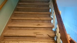 A murit pe scările spitalului din Reșița, după ce o treapă s-a rupt. "Un infarct", spune UPU