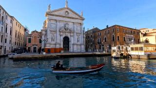 O româncă şi iubitul ei britanic, amendaţi după ce au fost văzuţi înotând în Canal Grande din Veneţia