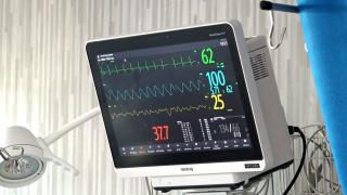 Un băiat de 13 ani a murit, după ce a luat ATV-ul din curtea casei şi a intrat cu el într-un copac