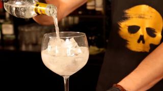 Un bărbat a ajuns la urgențe după ce a băut sodă caustică într-un bar. El ceruse un pahar cu apă