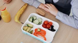 Pachet de acasă sau fast-food. Obiceiurile alimentare ale elevilor, între sănătate și comoditate