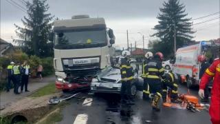 Accident cu trei morţi, în Argeş. O maşină şi un camion s-au ciocnit frontal pe DN7, la Bascov