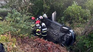 Trei persoane, la un pas de tragedie după ce au căzut cu maşina într-o râpă, în Galaţi