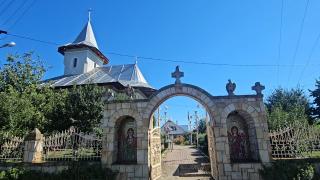 Preot oprit de la slujire, în Neamţ. Părintele și-ar fi snopit soția mai tânără și fiul de două ori într-o zi