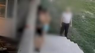 Profesor din Iaşi, acuzat că ar fi agresat o fată de doar 13 ani. Momentul în care îi dă târcoale casei