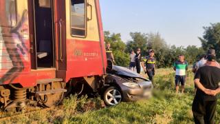 Bărbatul căutat de polițiști după ce a intrat cu mașina într-un tren, în Bistrița-Năsăud, a fost arestat