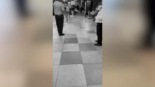Incident şocant în Bucureşti. Un bărbat şi-a înjunghiat rivalul într-un centru comercial plin de oameni