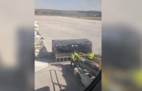 Bagaje aruncate claie peste grămadă la Aeroportul Cluj. Reacția autorităților