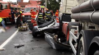 Familie din Piteşti, drum spre moarte după ce au intrat cu maşina într-o cisternă: "O bubuitură puternică"