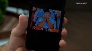 A anunţat la serviciu că este bolnav, dar a fost prins în tribună la un meci de fotbal, în direct la TV