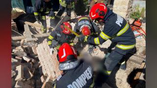 Un bărbat a murit, iar altul a fost rănit, după ce peretele unei case din Câmpina s-a prăbuşit peste ei