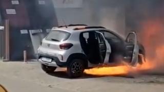 Ce faci dacă ia foc o mașină electrică: regulile care îți pot salva viața