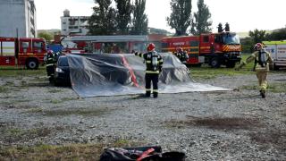 Pătura cu care poţi opri şi cele mai puternice flăcări. Cum au testat pompierii români invenţia norvegiană