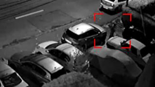 Un bărbat a incendiat două maşini în Ploieşti. Camerele de supraveghere au ajutat la prinderea lui