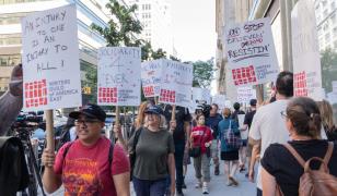 Scenariştii denunţă suspendarea lui Jimmy Kimmel. Trump apelează la CNA-ul american: "Nu au voie să facă asta"