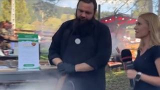 Reacţia turiştilor care au încercat ciorba candrenarilor. Este creația unui preot, cu un ingredient secret