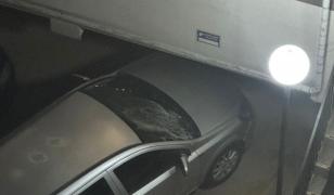 Un copil de 3 ani a căzut de la etajul 4 al unui bloc, în Chiajna. A aterizat pe parbrizul unei mașini parcate