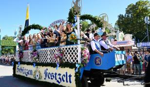 Oktoberfest a început cu preţuri şi temperaturi mai mari decât anul trecut. Cât costă o halbă de bere