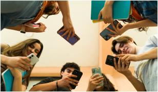 Generația care învață cu AI: cum schimbă tehnologia modul în care învățăm. Profesorii trag semnalul de alarmă