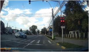 Gonea cu 100 km/h și a trecut pe roșu la Tecuci. În urma lui a rămas doar un nor de praf