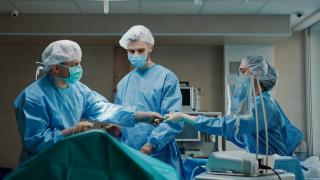 Femeie de 55 de ani, mutilată după o operaţie estetică la sâni, efectuată de un medic celebru