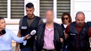 Preotul care le dă poze indecente minorilor, apărat de superiori. "Se comportă absolut normal"