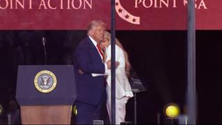 Erika Kirk, mesaj pentru ucigaşul soţului ei: "Îl iert". A fost îmbrăţişată de Donald Trump