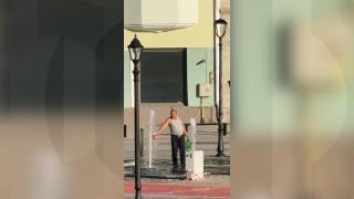 Imagini virale în Hunedoara: Bărbat surprins în timp ce umplea bidoane cu apă dintr-o fântână arteziană