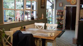 Scumpirile în lanţ au redus ieşirile la restaurant. Patronii apelează la promoţii ca să atragă clienţii