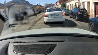 Inconștiență pe două roți: doi adolescenți s-au prăbușit cu trotineta pe linia de tramvai