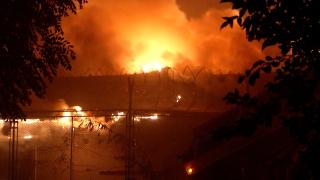 Incendiul uriaș din Pantelimon a devastat 7.000 mp. Intervenţiile continuă şi astăzi