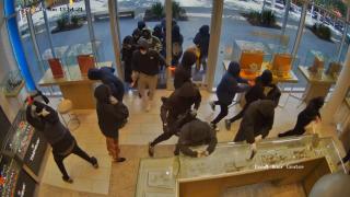 Jaf armat de proporţii. 25 de mascaţi au spart un magazin de lux şi au furat marfă de un milion de dolari