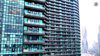 Clădirea din China în care locuiesc 30.000 de oameni. Are şcoli, supermarketuri şi spital