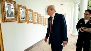Donald Trump îl ironizează din nou pe Joe Biden. Cum a fost inaugurat Salonul Celebrităţilor de la Casa Albă
