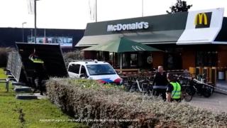 Adolescent de 15 ani, împușcat mortal de polițiști pe terasa unui fast-food din Olanda. Furase o bicicletă