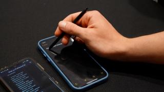 Trei tineri din Braşov au inventat creionul inteligent. Cum funcţionează şi în ce fel îi ajută pe elevi