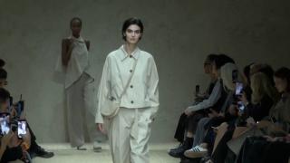 Prima prezentare la Milano fără "regele Giorgio". 15.000 de oameni au admirat piesele din colecţia omagiu