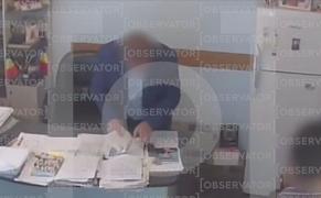 Momentul când primarul comunei Troianul din Teleorman primeşte şpagă la plic