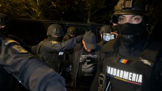 Gruparea de traficanți de droguri anihilată de DIICOT era ajutată şi de un funcţionar public