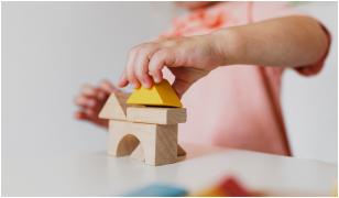 "Mănânci ciocolată maro". Înregistrări șocante de la creșa din Arad, unde copiii erau terorizați de educatoare