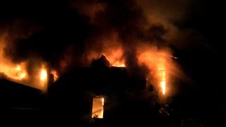 Incendiu puternic în Drobeta Turnu Severin. O hală în care se aflau materiale inflamabile s-a făcut scrum