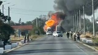 TIR încărcat cu deodorante, în flăcări după ce s-a ciocnit cu un camion